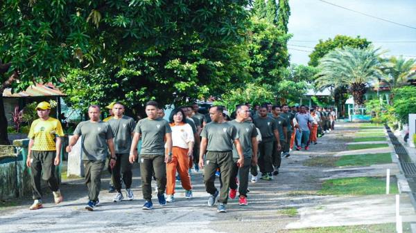 Danrem 161 Wira Sakti Pimpin Apel Olah Raga dan Pembersihan di Asrama TNI AD Kuanino