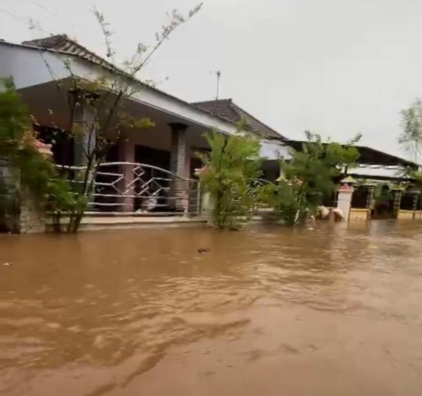 Hujan Deras, Luapan Sungai Rendam Dua Desa di Kecamatan Dringu Probolinggo