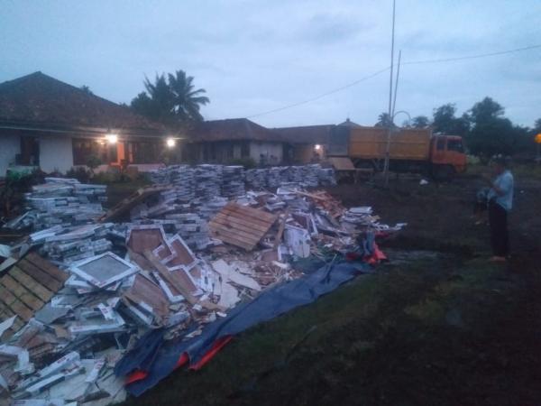 Akibat Hilang Keseimbangan Truk Fuso Bermuatan Keramik Terguling di Banjar Masin Way Kanan