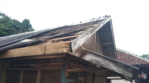 Atap Rumah Lansia di Cijaku Lebak Porak-poranda Disapu Angin Kencang dan Hujan Deras