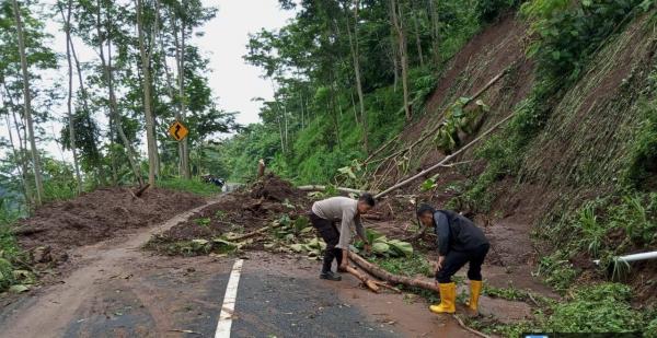 TNI - Polri dan Masyarakat Bersihkan Material Longsor di Jalur menuju Air Terjun Madakaripura