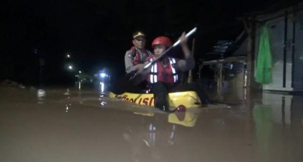 Banjir Tiga Kecamatan di Jombang Rendam 1.000 KK, Warga Tetap Bertahan
