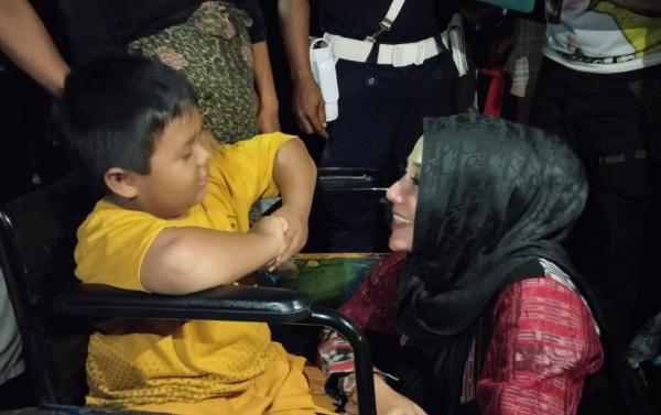 Tawa Riang Bocah Disabilitas Asal Serang Saat Mendapat Pelukan Hangat dari Ratu Ageng Rekawati