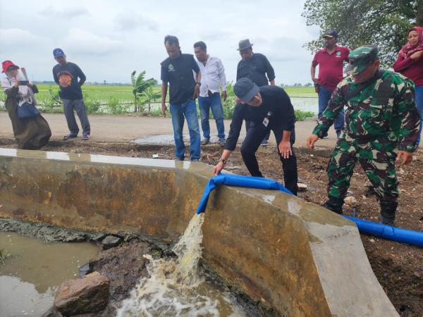 Berikan Bantuan Irigasi Pompa Air, Kementan Optimis 30 Hektare Sawah di Kapringan Indramayu Optimal