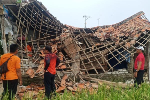 Angin Kencang Robohkan Rumah Warga di Sampang Madura