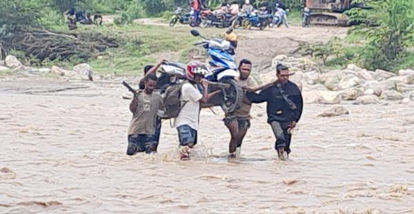 Liput Warga Nekat Langgar Banjir di Numponi Malaka, Kapus Babulu Ancam Bunuh Wartawan