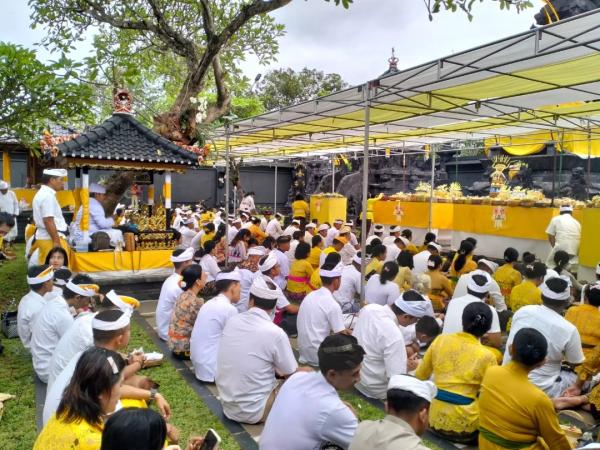 Umat Hindu di Kota Depok Ikuti Ibadah Perayaan Galungan Kuningan Penuh Hikmat