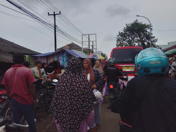 Jelang Puasa Ramadhan, Pasar Tradisional Begog Pontang Kabupaten Serang Dipadati Warga