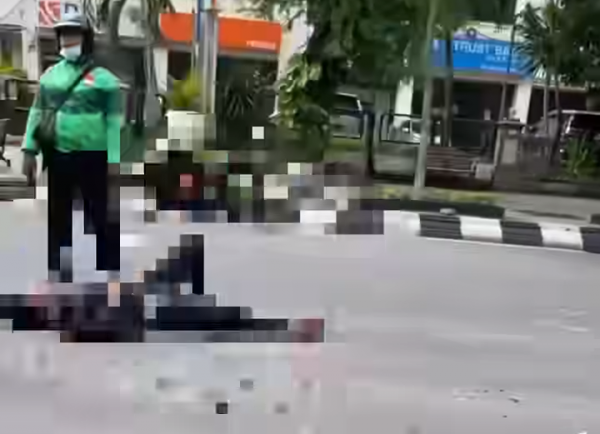 Brak! Pemotor Tabrak Plang Penanda Pekerjaan di Jalan Pemuda Semarang