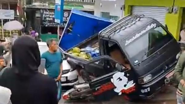 Mobil Pikap yang Diparkir Tiba-Tiba Mundur Hantam 5 Kendaraan dan Kios di Pasar Taraju Tasikmalaya