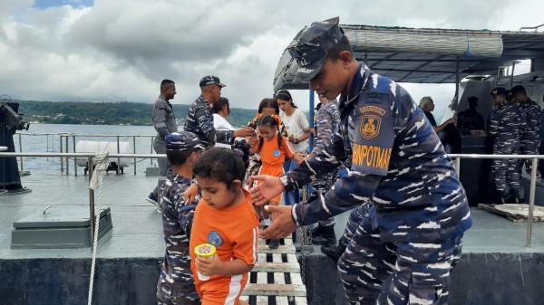 Anak TK di Ambon Diberi Kesempatan Mengunjungi Kapal Perang TNI AL di Lantamal Ambon