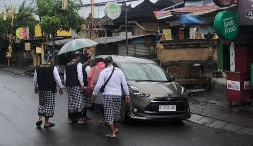 Viral Mobil Dihentikan Pecalang Saat Nyepi Keluyuran di Bali, Ini Sosok Pengendara