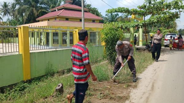 Bakti Ramadhan 2024, Jajaran Polres Simalungun Gotong Royong Bersihkan Masjid