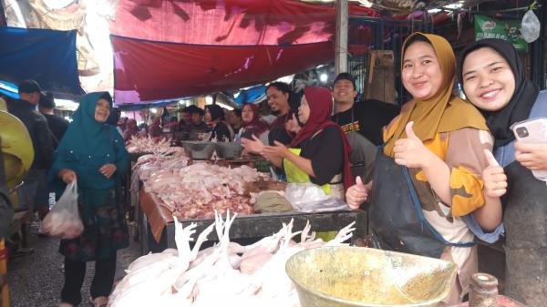Jelang Ramadhan 1445 H, Pedagang Daging Ayam dan Sayuran di Cikurubuk Tasikmalaya Ramai Pembeli