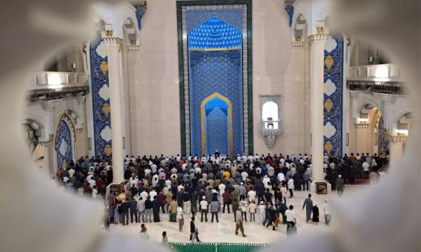 Perdana Dilaksanakan, Salat Tarawih di Masjid Agung Medan Dipadati ...