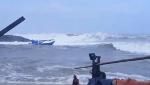 Gelombang Tinggi di Pantai Rancabuaya Garut Rusak Perahu Nelayan
