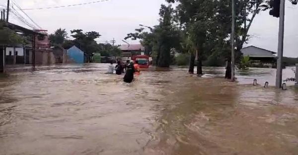 Diguyur Hujan Lebat Semalaman, Kota Sampang Terendam, Arus Jalan Nasional Tersendat