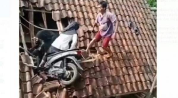 Viral 2 Perempuan Nyangkut Bersama Motor di Atap Rumah Warga, Evakuasi Berlangsung Dramatis
