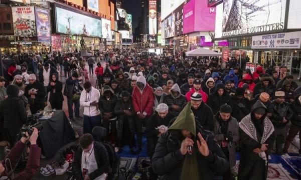 Salat Tarawih Perdana di Times Square New York, Ribuan Umat Islam Doakan Gaza