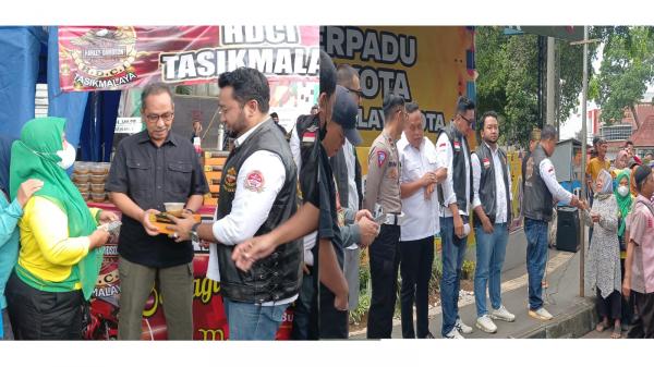 Ivan Dicksan Bersama HDCI Tasikmalaya Bagikan Paket Nasi untuk Masyarakat Berbuka Puasa Ramadhan