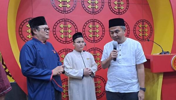 Tanpa Pengawalan, Pj Gubernur Jabar Salat Tarawih di Masjid Lautze 2 Bandung