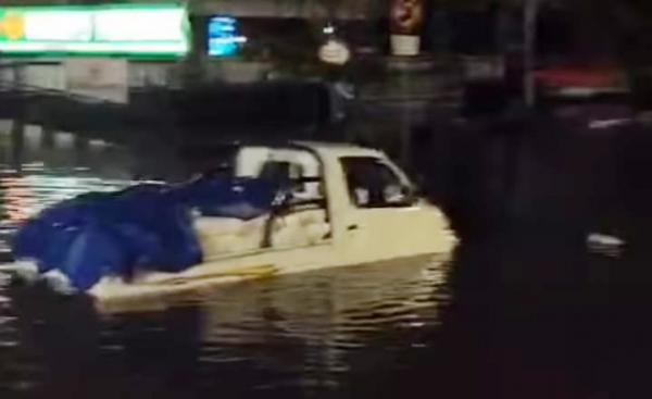 Semarang Dikepung Banjir: Jalur Pantura Kaligawe Lumpuh, Kota Lama Terendam