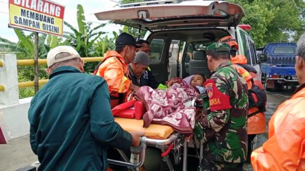 Mobil Ambulan Mogok di Tengah Banjir, Proses Evakuasi Pasien Berlangsung Dramatis