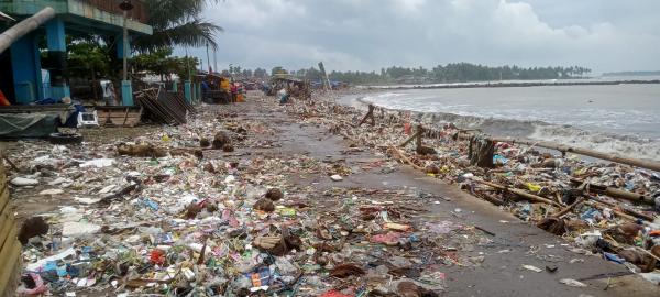 Dihantam Angin Kencang Pantai Teluk Batako Pandeglang Jadi Lautan Sampah