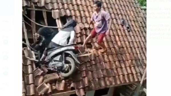 Viral Kecelakaan 2 Perempuan Berboncengan Motor Nyangkut di Atap Rumah Warga