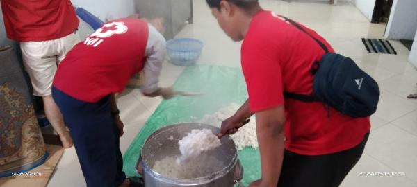 Hujan Deras Rendam 16 Desa di Sampang, PMI Salurkan Bantuan dan Buat Dapur Umum