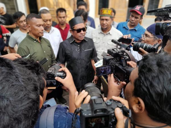Rafli Kande Bersama Pengurus DPW PKS Serahkan Bukti Pengelembungan Suara ke Panwaslih Aceh