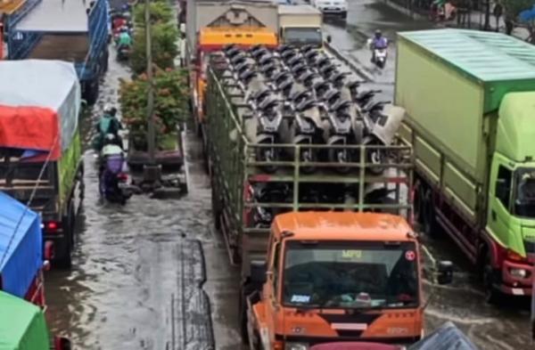 Cerita Sopir Truk Terjebak Macet 10 Km di Jalur Pantura Kaligawe Semarang akibat Banjir