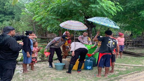 Polres Timor Tengah Selatan Bantu Distribusi Air Bersih bagi Warga Terdampak Banjir
