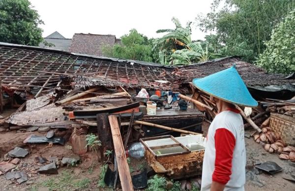 20 Rumah Rusak Tersapu Angin Puting Beliung, 1 Rumah di Lebak Banten Rata dengan Tanah