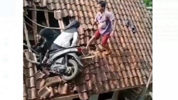 Viral 2 Remaja Wanita Berboncengan Motor Nyangkut di Atap Rumah Warga