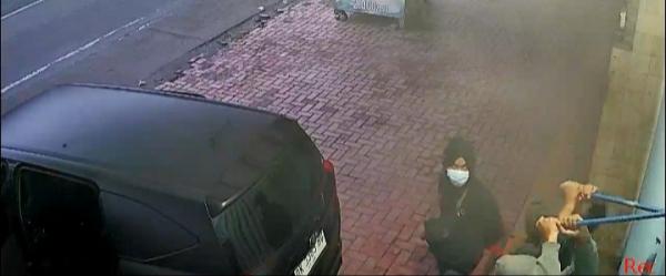 Kawanan Perampok Gunakan Mobil Lakukan Pencurian Toko, Aksinya Terekam CCTV