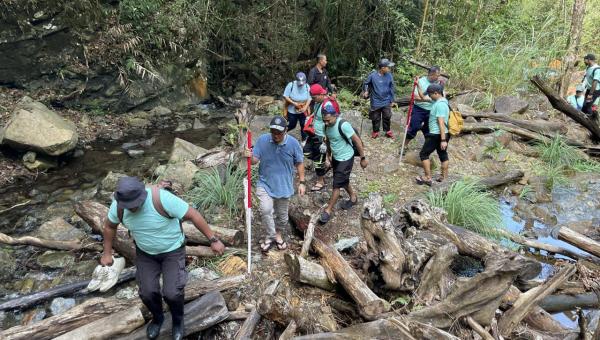 Dukung Pariwisata, BI Papua Bersihkan Lokasi Air Terjun Kampung Harapan