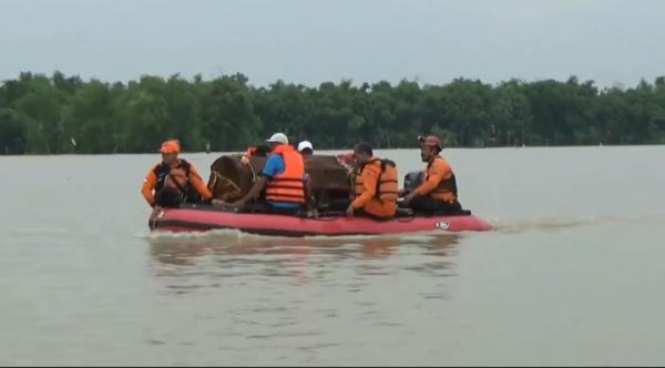Makam Desa Tertutup Banjir, Proses Pemakaman Seorang Nenek Terpaksa Dinaikan Perahu Karet