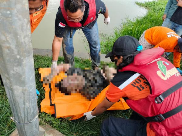 BREAKING NEWS: Warga Cikampek Digegerkan Penemuan Mayat Mengapung di Irigasi Tarum Timur