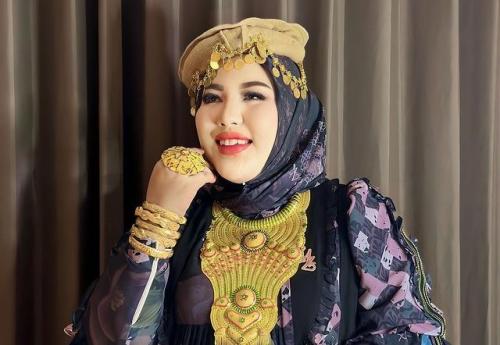 Intip Gaya Hijab Cantik Mira Hayati yang Viral Sawer Ahmad Dhani