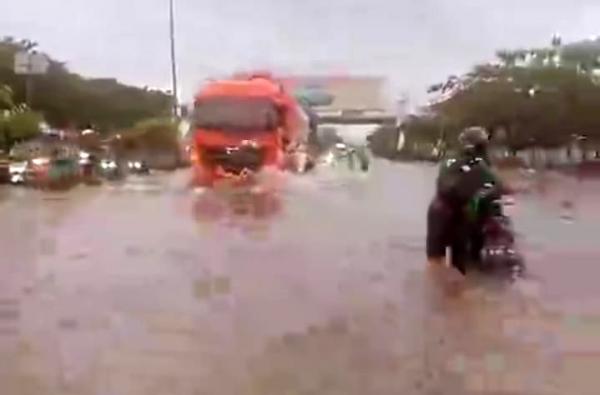 Semarang Diguyur Hujan Deras: Jalur Kaligawe-Genuk Tergenang Banjir, Arus Lalin Macet