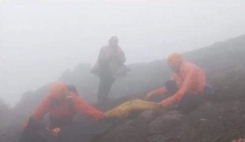 Dramatis Proses Evakuasi Pendaki Tewas di Gunung Agung, Penyelamat Berjuang Lawan Badai
