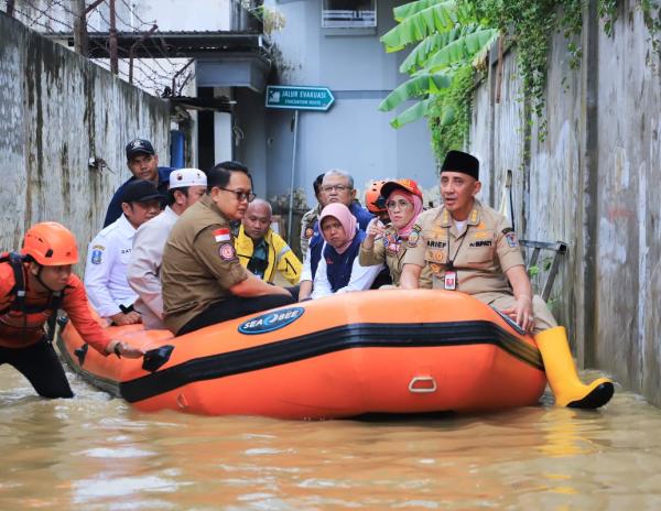 Pj Gubernur Turun Tangan Langsung Tangani Banjir di Madura, Minta Utamakan Evakuasi Warga Rentan