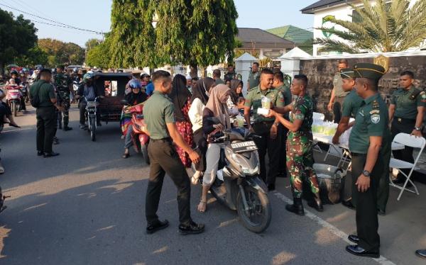 TNI Korem 011 LW dan Denbekang Bagi-bagi Takjil Minggu Pertama Ramadhan di Lhokseumawe