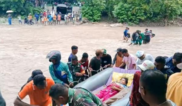 Dramatis, Hendak Bersalin Ibu Hamil Dievakuasi Menerobos Sungai