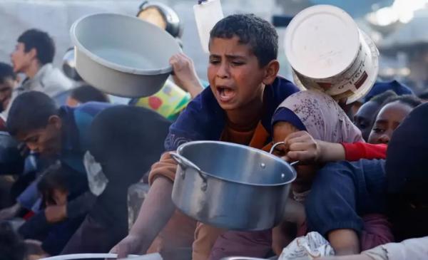 Kisah Pilu Anak-anak Palestina, Menangis Kelaparan Berebut Makanan untuk Berbuka Puasa