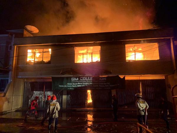 Sebuah Toko Oleh-Oleh Haji dan Pakaian Muslim di Karawang Ludes Terbakar