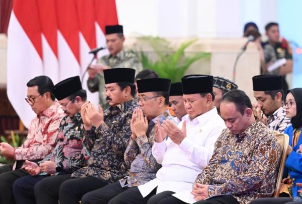 Presiden Jokowi Didampingi Menhan Prabowo Serahkan Zakat Fitrah Ke Gedung Istana Negara
