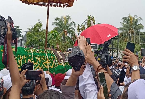 Jenazah Habib Hasan Assegaf Dimakamkan di Cilodong Depok