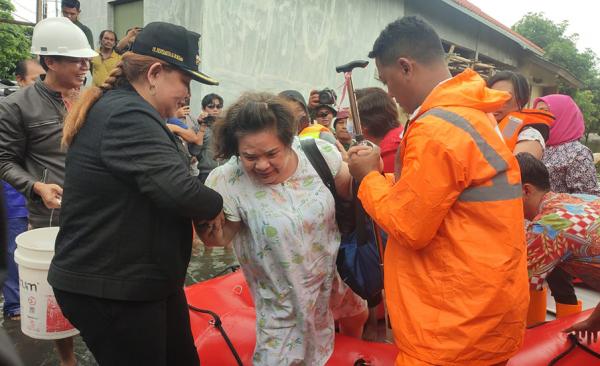 Semarang Banjir, Mbak Ita Cincing Celana Bantu Evakuasi Warga Terdampak